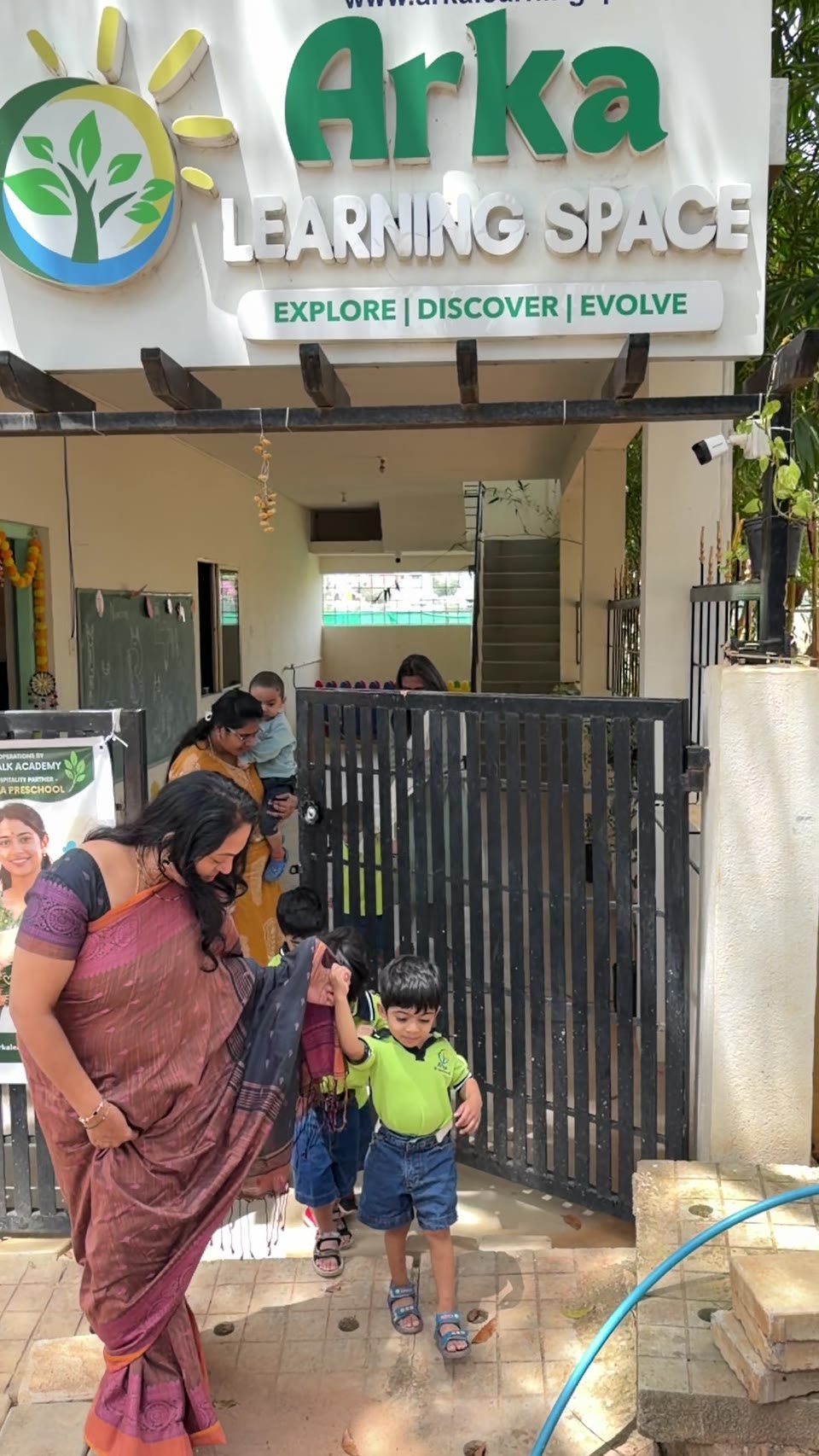 Children and an educator setting out from Arka's entrance
